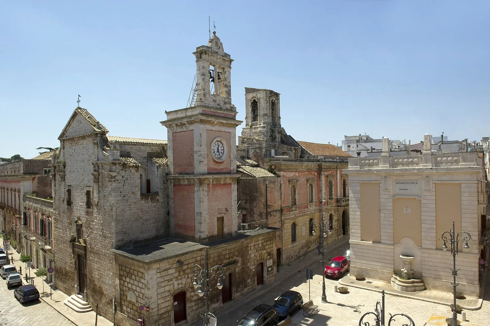 Il Palazzo Municipale e la Torre dell'Orologio accanto alla chiesa di San Francesco nel centro di Castellana Grotte
