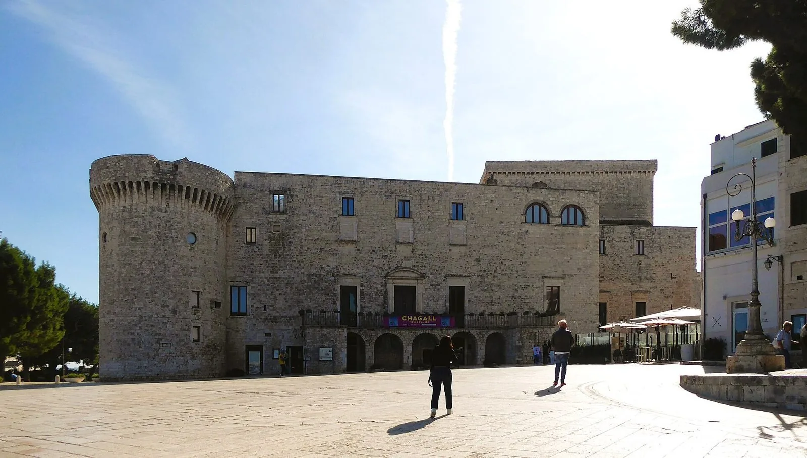 Il castello di Conversano con il torrione circolare e la facciata in pietra chiara affacciata sulla piazza