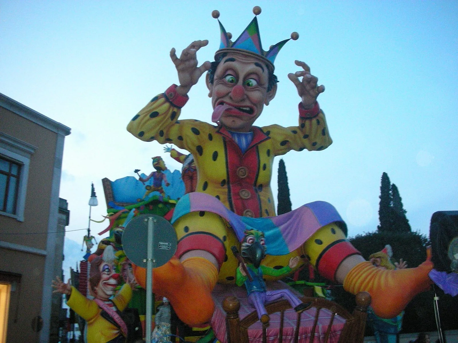 Carro allegorico di cartapesta con un grande giullare colorato al Carnevale di Putignano