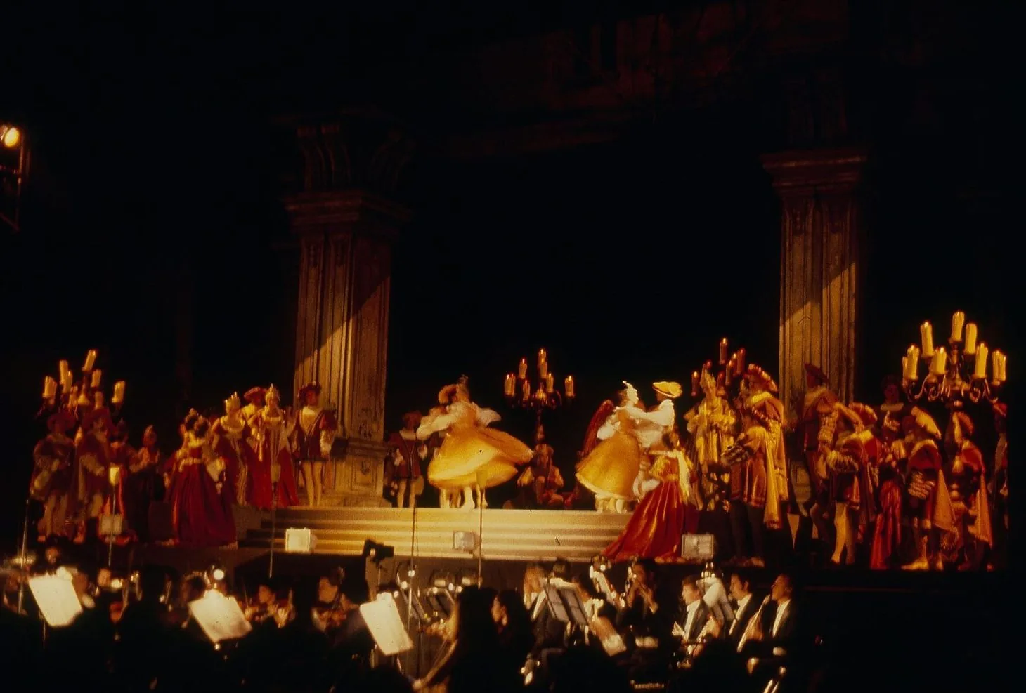 Scena d'opera con coro in costume e orchestra al Festival della Valle d'Itria nel 1980