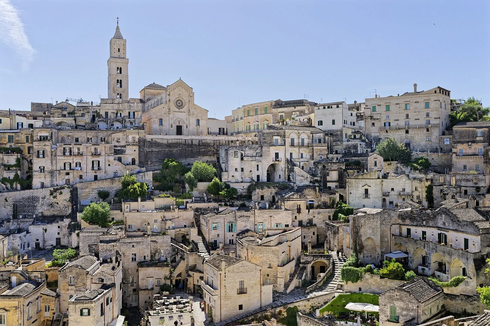 Panorama dei Sassi di Matera con la Cattedrale e il campanile sulla Civita